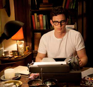 Filmstill HOWL – DAS GEHEUL, James Franco arbeitet als Allen Ginsberg an der Schreibmaschine an seinem Gedicht