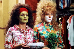 CONNIE UND CARLA, Nia Vardalos und Toni Collette mit Gesichtsmaske und Torte