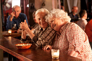 Filmstill CLOUDBURST, Olympia Dukakis und Brenda Fricker lehnen sich aneinander, an Bar in einer Kneipe