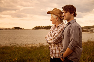 Filmstill CLOUDBURST, Olympia Dukakis und Ryan Doucette am Meer, ein Film von Thom Fitzgerald