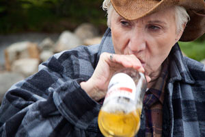 Filmstill CLOUDBURST, Olympia Dukakis trinkt ein Bier wie ein Mann, ein Film von Thom Fitzgerald