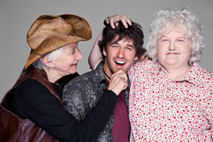 Promo-Foto CLOUDBURST, Olympia Dukakis, Ryan Doucette und Brenda Fricker lachend, ein Film von Thom Fitzgerald