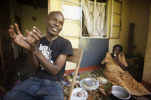 Filmstill CALL ME KUCHU, schwuler Aktivist David Kato Kisule mit seiner Mutter zu Hause