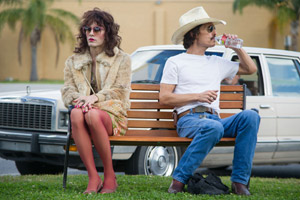 Filmstill DALLAS BUYERS CLUB, ein Film von Jean-Marc Vallée, mit Jared Leto und Matthew McConaughey sitzen auf Park-Bank