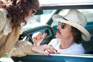 Filmstill DALLAS BUYERS CLUB, ein Film von Jean-Marc Vallée, mit Jared Leto, Matthew McConaughey und Jennifer Garner