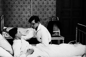 Filmstill ANDERS ALS DIE ANDERN, zwei Jungen am Bett