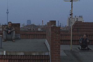 Filmstill PRAIA DO FUTURO von Karim Aïnouz, Clemens Schick und Wagner Moura sitzen auf Dach