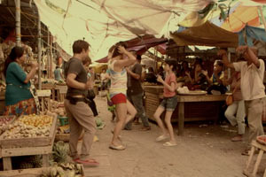 Filmstill ANITA'S LAST CHA CHA, Ang Huling Cha-Cha Ni Anita, Film von Sigrid Andrea P. Bernardo, tanzend auf dem Marktplatz