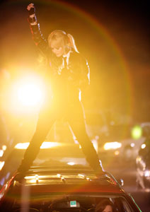 Filmstill GIRLTRASH: ALL NIGHT LONG, Lisa Rieffel auf Auto