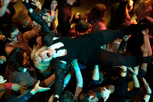 Filmstill GIRLTRASH: ALL NIGHT LONG, Lisa Rieffel beim Crowd-Surfing auf einem Konzert