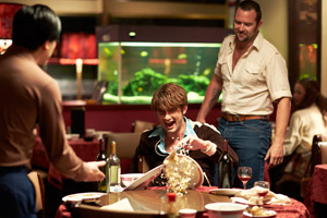 Filmstill CUT SNAKE, von Tony Ayres, Alex Russell und Sullivan Stapleton in Restaurant