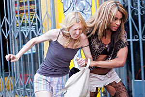 Filmstill TANGERINE L.A. von Sean Baker, Sin-Dee (Kitana Kiki Rodriguez) schleift Dinah (Mickey O'Hagan) hinter sich her