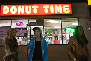 Filmstill TANGERINE L.A. von Sean Baker, Alexandra (Mya Taylor), Sin-Dee (Kitana Kiki Rodriguez) und Zuhälter Chester (James Ransone) stehen nachts vorm Donut Time