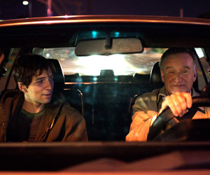 Filmstill BOULEVARD, Robin Williams fährt Stricher Roberto Aguire im Auto umher, sie unterhalten sich