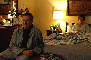 Filmstill BOULEVARD, Robin Williams und Kathy Baker unterhalten sich distanziert im Pyjama im Bett