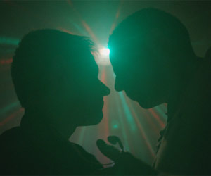 Filmstill Chemsex, Schattenrissen gegen Licht-Reflexe in der Disco