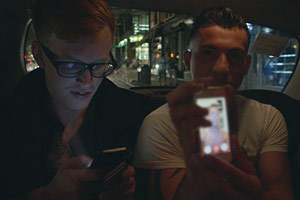 Filmstill Chemsex, Smartphone-Chat im Taxi bei Nacht