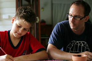 Filmstill GAYBY BABY, Graham macht Hausaufgaben unter der Aufsicht seines Vaters