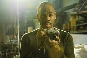 Filmstill BEAUTIFUL SOMETHING – WIE SCHÖN DU BIST, Colman Domingo als Drew mit Fotoapparat