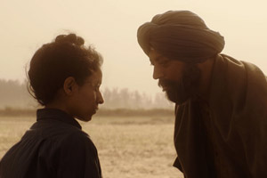 Film Still QISSA – DER GEIST IST EIN EINSAMER WANDERER von Anup Singh mit Tisca Chopra, Rasika Dugal und Tillotama Shome. Vater Umber Singh (gespielt von Irrfan Khan) und seine als Sohn aufgezogene Tochter stehen sich gegenüber