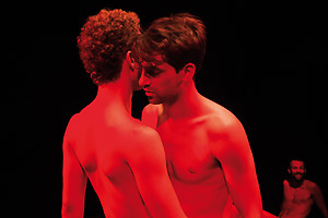 Filmstill Théo & Hugo (2016), Original: Théo et Hugo dans le même bateau, von Olivier Ducastel & Jacques Martineau; Théo (gespielt von Geoffrey Couët) und Hugo (gespielt von François Nambot) in nackter Umarmung im roten Licht des Pariser Sexclubs, in dem sie sich kennen lernen