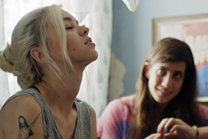 Film Still BARASH – BLUSH von Michal Vinik; Naaama Barash (gespielt von Sivan Noam Shimon) beobachtet ihre Freundin Dana Hershko (gespielt von Hadas Jade Sakori) dabei, wie sie eine Pille auf der Nase balanciert