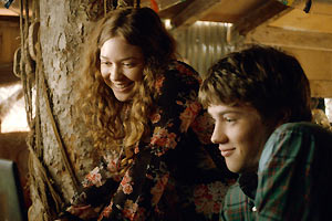 Film-Still CLOSET MONSTER von Stephen Dunn mit Connor Jessup, Aliocha Schneider und Isabella Rossellini; Oscar (gespielt von Connor Jessup) und seine beste Freundin Gemma (gespielt von Sofia Banzhaf) sitzen zusammen