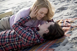Filmstill Freeheld: Jede Liebe ist gleich, Julianne Moore und Ellen Page küssen sich am Strand