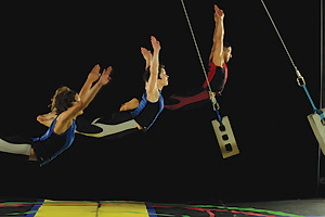 Film Still BORN TO FLY: ELIZABETH STREB VS. GRAVITY (Deutschland-Premiere) von Catherine Gund; drei Tänzer fliegen zwischen schwingenden Betonklötzen