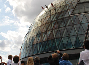 Film Still BORN TO FLY: ELIZABETH STREB VS. GRAVITY (Deutschland-Premiere) von Catherine Gund; Elizabeth Streb läuft mit zwei Tänzern die Außenfassade des Londoner Rathauses herunter