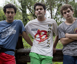 Film Still BROMANCE – COMO UNA NOVIA SIN SEXO von Lucas Santa Ana; die drei Jugendfreunde Santiago (gespielt von Marcos Ribas) , Daniel (gespielt von Javier De Pietro) und Adrian (Agustin Pardella) stehen beim Zelten im Wald am Strand nebeneinander