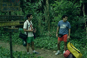 Film Still BROMANCE – COMO UNA NOVIA SIN SEXO von Lucas Santa Ana, Daniel (gespielt von Javier De Pietro) und Santiago (gespielt von Marcos Ribas) stehen mit ihren Camping-Sachen im Wald