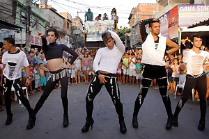 Film Still FAVELA GAY (NRW-Premiere) von Rodrigo Felha; queere Jungs tanzen auf der Straße
