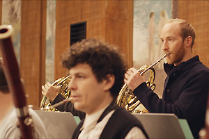 Film Still KATER - TOMCAT von Händl Klaus mit Lukas Turtur und Philipp Hochmair; Stefan (gespielt von Lukas Turtur) spielt Horn bei einer Orchester-Probe