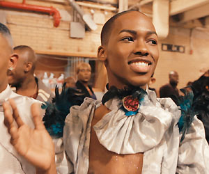 Film Still KIKI von Sara Jordenö; Gewinner eines Teddy Awards und des QueerScope-Debütfilmpreises; ein schmuck gekleideter, queerer Teilnehmer einer Ballroom Tanzveranstaltung