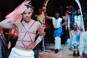 Film Still KIKI von Sara Jordenö; Gewinner eines Teddy Awards und des QueerScope-Debütfilmpreises; Protagonist Christopher Waldorf tanzt mit einem pinken Pailletten-Kostüm auf einem Kiki-Ball