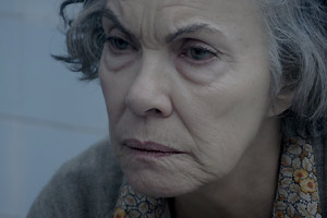 Film Still POOL – PISCINA von Leandro Goddinho; Portrait von Marlene (gespielt von Sandra Dani)