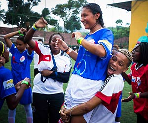Film Still STREETKIDS UNITED II – THE GIRLS FROM RIO von Maria Clara, das Mädchenteam aus Rio de Janeiro feiert ausgelassen auf dem Spielfeld