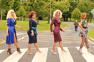 Film Still THE QUEEN OF IRELAND von Conor Horgan über die irische Drag-Queen Panti Bliss; Rory O'Neill sitzt ohne Drag, aber mit Hund in seinem Wohnzimmer