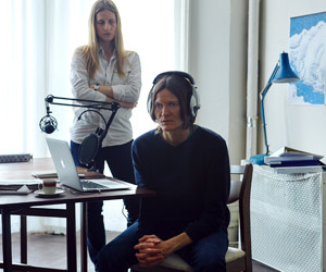 Film Still WOMEN WHO KILL von Ingrid Jungermann, Ingrid und Freundin vor Laptop und Mikro für ihre Mörder-Sendung