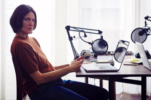 Film Still WOMEN WHO KILL von Ingrid Jungermann, Kuss vor geschlossenem Laden