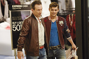 Film Still KING COBRA von Justin Kelly mit James Franco, Alicia Silverstone, Molly Ringwald über die wahre Geschichte von Pornodarsteller Brent Corrigan aka Sean Paul Lockhart aka Fox Ryder; Brent Corrigan (gespielt von Garrett Clayton) und sein Produzenten-Freund Stephen (gespielt von Christian Slater) kehren mit großen Einkaufstüten vom Shopping zurück