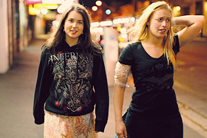 Film Still SKIN DEEP von Jon Leahy; Leah (gespielt von Zara Zoe) und Caitlin (gespielt von Monica Zanetti) irren nachts ein Straße entlang