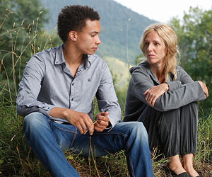 Film Still MIT SIEBZEHN – BEING 17 – QUAND ON A 17 ANS von André Téchiné und Céline Sciamma, mit  Sandrine Kiberlain; die beiden Jugendlichen Damien (gespielt von Kacey Mottet Klein) und Thomas (gespielt von Corentin Fila) stehen in einem Feld in den französischen Pyrenäen und berühren sich zwischen Zärtlichkeit und Schubsen