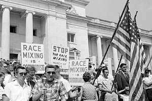 Film Still I AM NOT YOUR NEGRO von Raoul Peck und James Baldwin, erzählt von Samuel L. Jackson; Demonstration weißer Männer für den Erhalt der Rassentrennung