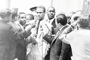 Film Still I AM NOT YOUR NEGRO von Raoul Peck und James Baldwin, erzählt von Samuel L. Jackson; der afro-amerikanische Menschenrechts-Aktivist Malcolm X spricht vor einer Meute Reporter