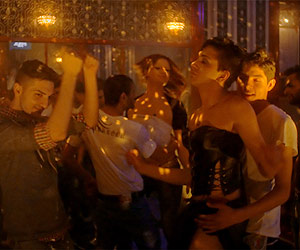 Film Still BRÜDER DER NACHT von Patric Chiha; eine Gruppe von jungen, queeren Menschen tanzt in einem Nachtlokal