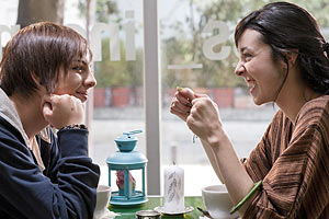 Film Still TAKE ME FOR A RIDE – UIO: SÁCAME A PASEAR von Micaela Rueda; Schülerin Sara (gespielt von Samanta Caicedo) und Klassenkameradin Andrea (gespielt von María Juliana Rángel) geben sich kämpferisch bei einem Kaffee