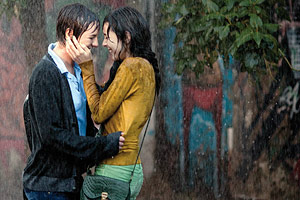 Film Still TAKE ME FOR A RIDE – UIO: SÁCAME A PASEAR von Micaela Rueda; Schülerin Sara (gespielt von Samanta Caicedo) und Klassenkameradin Andrea (gespielt von Maria Juliana Rangel) küssen sich im Regen