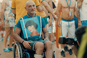 Film Still DREAM BOAT von Tristan Ferland Milewski; Berlinale-Dokumentarfilm über eine schwule Kreuzfahrt; der Franzose Philippe tanzt im Rollstuhl mit einem Vinyl-Album von Mireille Mathieu
